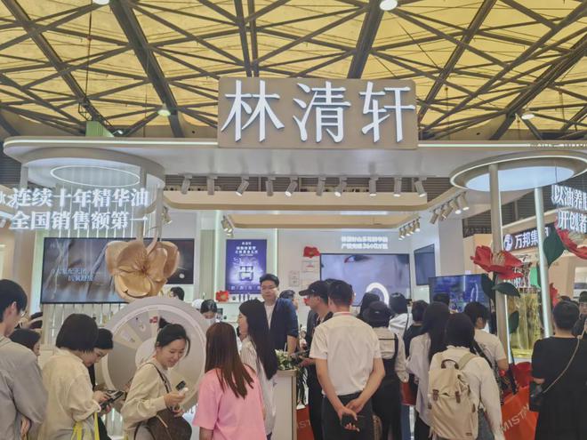 、自然堂等美妆企业亮相美博会！CQ9电子登录注册【现场】家化(图2)